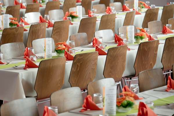 tiêu chuẩn sắp xếp bàn ăn nhà hàng cho nhân viên phục vụ